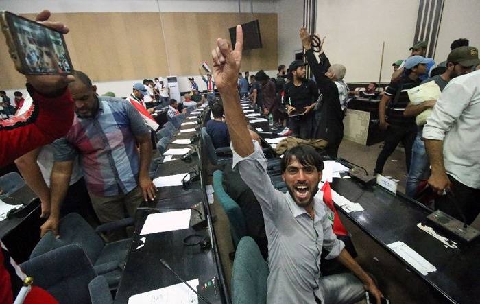 پارلمان عراق در اشغال معترضان (تصاویر) پارلمان عراق در اشغال معترضان (تصاویر)