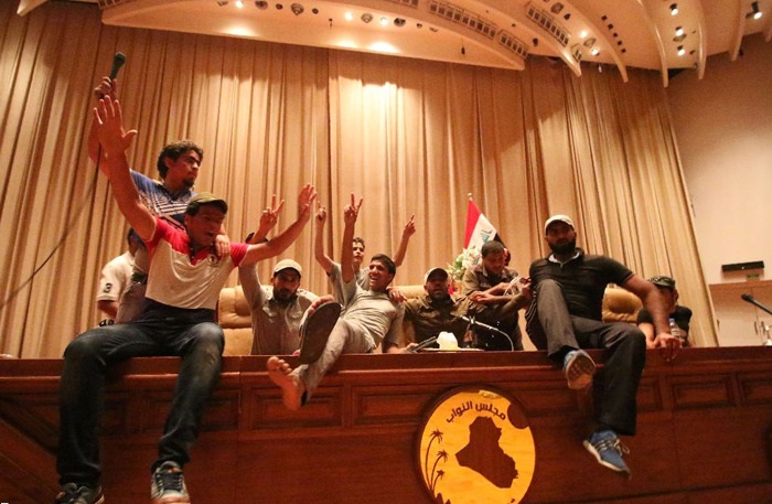 پارلمان عراق در اشغال معترضان (تصاویر) پارلمان عراق در اشغال معترضان (تصاویر)