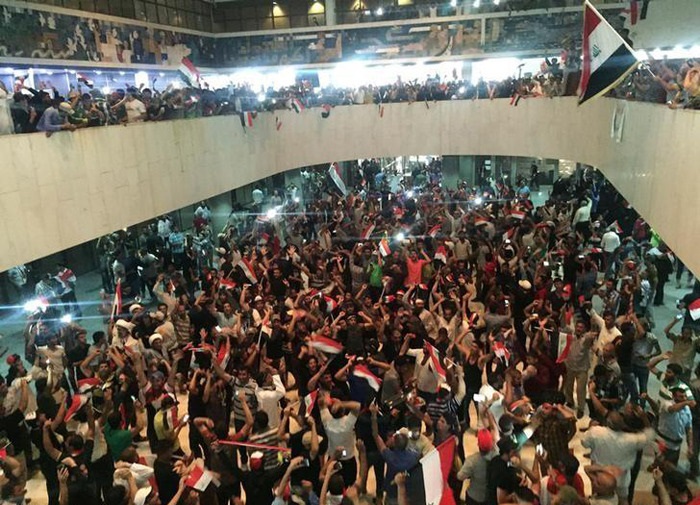 پارلمان عراق در اشغال معترضان (تصاویر)