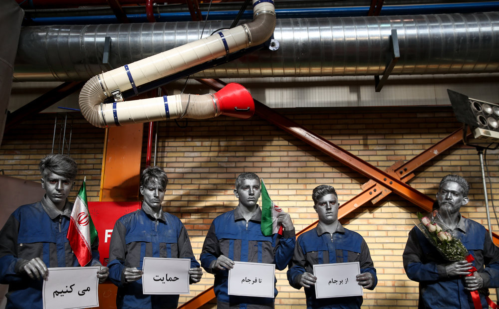 پوست خربزه مشاوران زیر پای روحانی