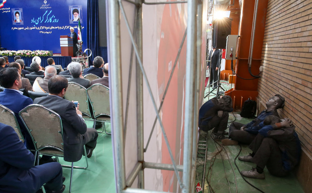 پوست خربزه مشاوران زیر پای روحانی