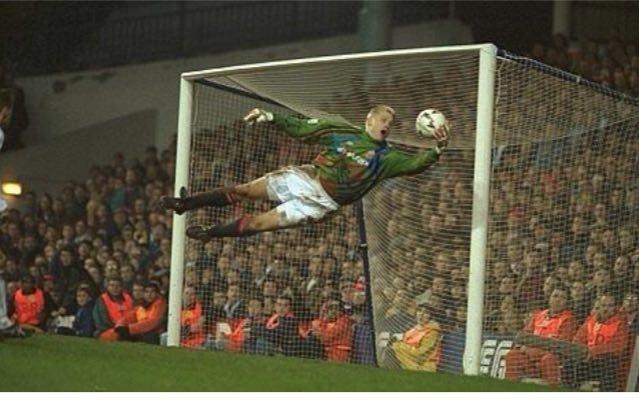 مهارت باورنکردنی دروازه بان افسانه ای (تصویر)