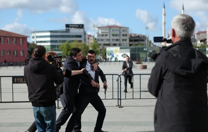 ترور نافرجام روزنامه نگار ترک (تصاویر) ترور نافرجام روزنامه نگار ترک (تصاویر)