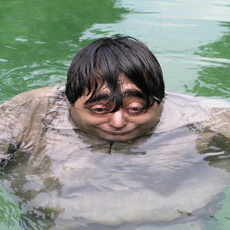 عکس عجیب و بامزه رضا شفیعی‌جم در آب