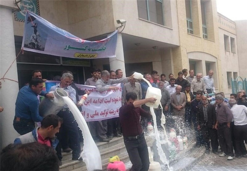 تخلیه شیر دامداران، این بار جلوی درب جهاد کشاورزی اصفهان تخلیه شیر دامداران، این بار جلوی درب جهاد کشاورزی اصفهان