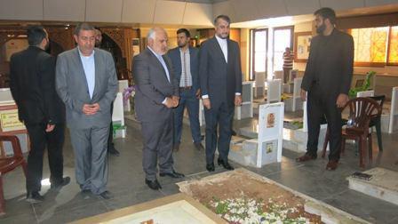 حضور معاون ظریف بر سر مزار شهید بدرالدین (تصویر) حضور معاون ظریف بر سر مزار شهید بدرالدین (تصویر)