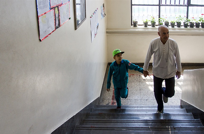 اهداء کلیه مدیر به دانشآموز (تصاویر) اهداء کلیه مدیر به دانشآموز (تصاویر)