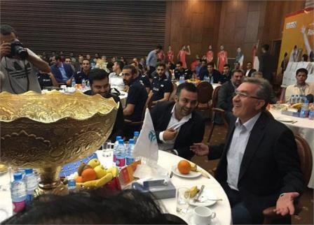 تصویری از شوخی و خنده های برانکو در بدرقه والیبالی ها تصویری از شوخی و خنده های برانکو در بدرقه والیبالی ها