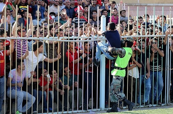 گزارش تصویری حوادث تلخ شب گذشته در وزرشگاه تختی اهواز گزارش تصویری حوادث تلخ شب گذشته در وزرشگاه تختی اهواز