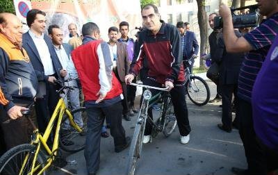 دوچرخه‌سواری وزیر بهداشت در یزد