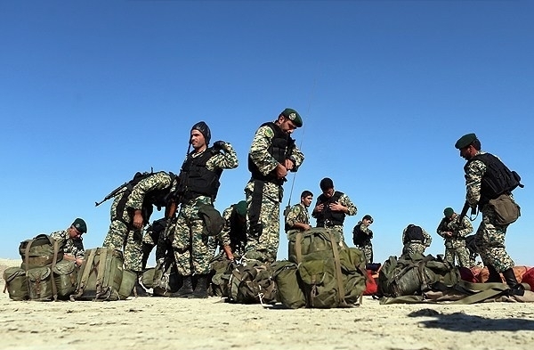 کلاهسبزهای ارتش طبق کدام قانون به سوریه رفتند/ راز لباس «فرمانده» در دیدار با وابستگان نظامی کلاهسبزهای ارتش طبق کدام قانون به سوریه رفتند/ راز لباس «فرمانده» در دیدار با وابستگان نظامی