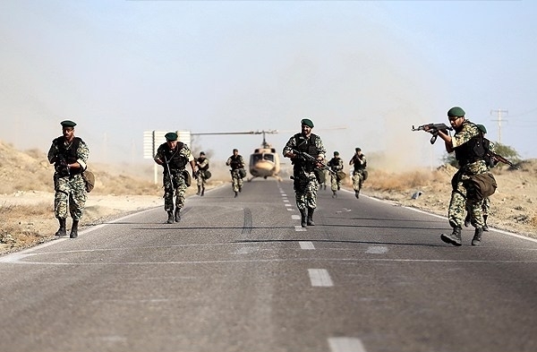 کلاهسبزهای ارتش طبق کدام قانون به سوریه رفتند/ راز لباس «فرمانده» در دیدار با وابستگان نظامی کلاهسبزهای ارتش طبق کدام قانون به سوریه رفتند/ راز لباس «فرمانده» در دیدار با وابستگان نظامی