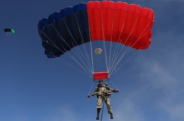 کلاهسبزهای ارتش طبق کدام قانون به سوریه رفتند/ راز لباس «فرمانده» در دیدار با وابستگان نظامی کلاهسبزهای ارتش طبق کدام قانون به سوریه رفتند/ راز لباس «فرمانده» در دیدار با وابستگان نظامی