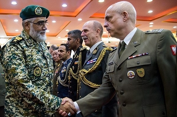 کلاهسبزهای ارتش طبق کدام قانون به سوریه رفتند/ راز لباس «فرمانده» در دیدار با وابستگان نظامی کلاهسبزهای ارتش طبق کدام قانون به سوریه رفتند/ راز لباس «فرمانده» در دیدار با وابستگان نظامی