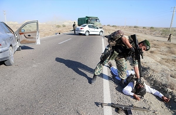 کلاهسبزهای ارتش طبق کدام قانون به سوریه رفتند/ راز لباس «فرمانده» در دیدار با وابستگان نظامی کلاهسبزهای ارتش طبق کدام قانون به سوریه رفتند/ راز لباس «فرمانده» در دیدار با وابستگان نظامی