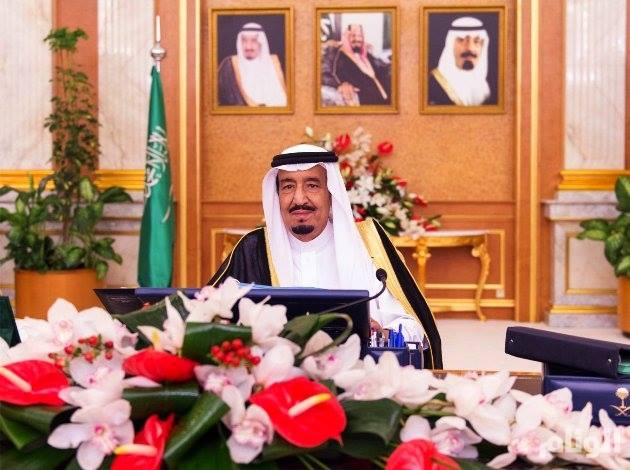 چرا ملک سلمان هنگام سخنرانی شاخه های بزرگ گل مقابل خود می گذارد؟ (تصویر) چرا ملک سلمان هنگام سخنرانی شاخه های بزرگ گل مقابل خود می گذارد؟ (تصویر)