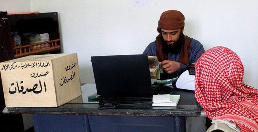 توزیع یارانه نقدی توسط داعش (تصاویر) توزیع یارانه نقدی توسط داعش (تصاویر)