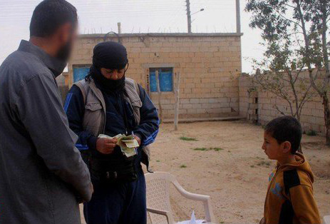 توزیع یارانه نقدی توسط داعش (تصاویر) توزیع یارانه نقدی توسط داعش (تصاویر)