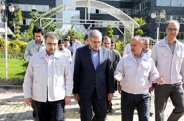 ﻿بازدید اقای بانک از مرکز تحقیقات و نو اوری صنایع خودرو سایپا