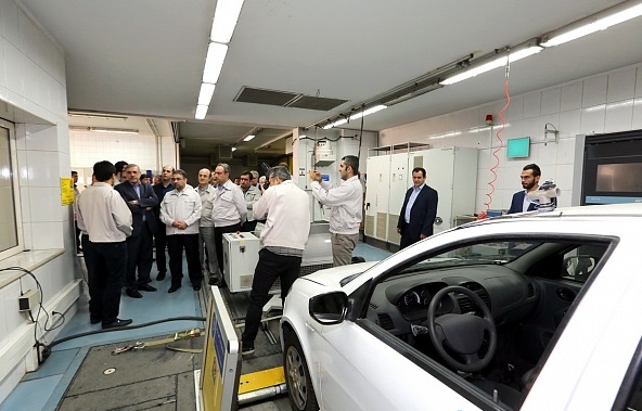 ﻿بازدید اقای بانک از مرکز تحقیقات و نو اوری صنایع خودرو سایپا