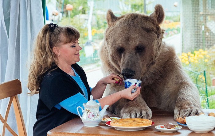 فرزندخوانده غول‌پیکر زوج روسی (تصاویر)