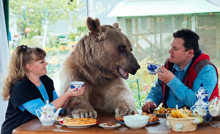 فرزندخوانده غول‌پیکر زوج روسی (تصاویر)