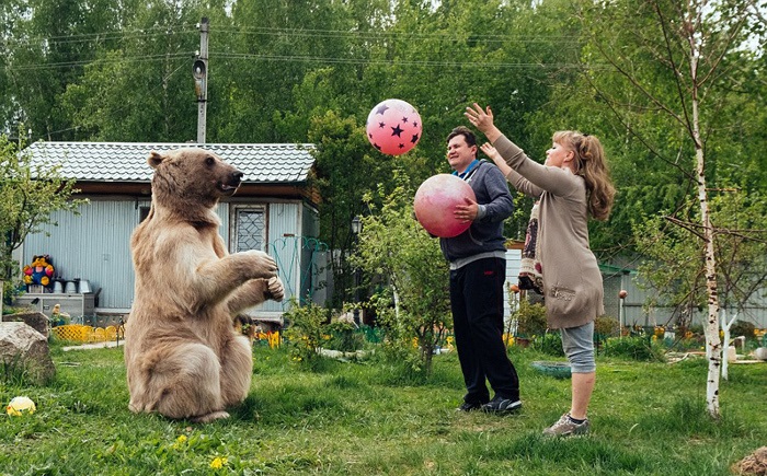 فرزندخوانده غول‌پیکر زوج روسی (تصاویر)