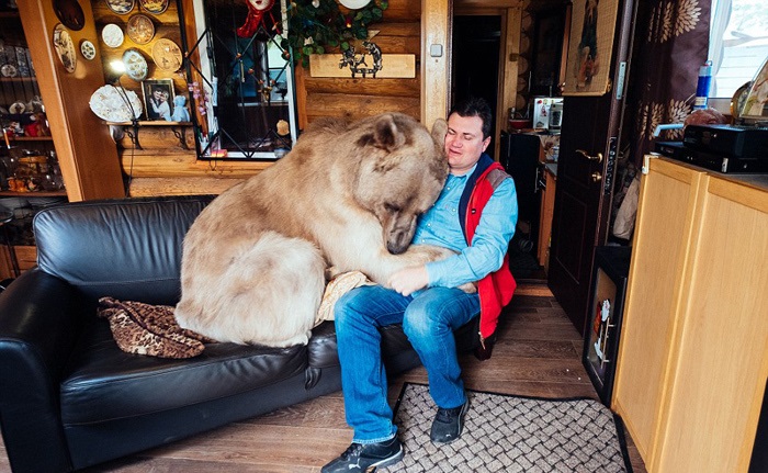 فرزندخوانده غول‌پیکر زوج روسی (تصاویر)