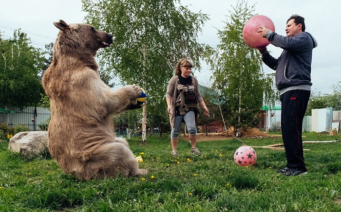 فرزندخوانده غول‌پیکر زوج روسی (تصاویر)