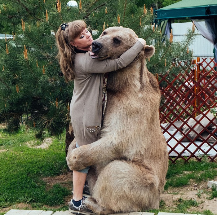 فرزندخوانده غول‌پیکر زوج روسی (تصاویر)