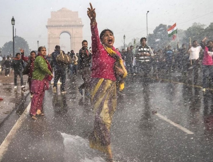 تجاوز گروهی به یک دختر و آویزان کردن او از درخت! (تصویر)