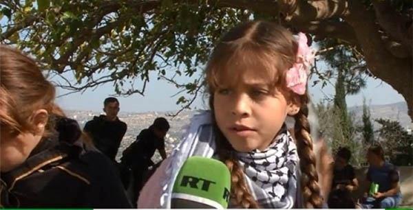 این دختر، جوانترین خبرنگار جهان است (تصویر)