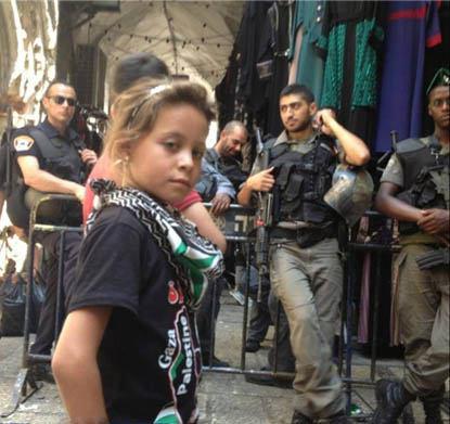 این دختر، جوانترین خبرنگار جهان است (تصویر)