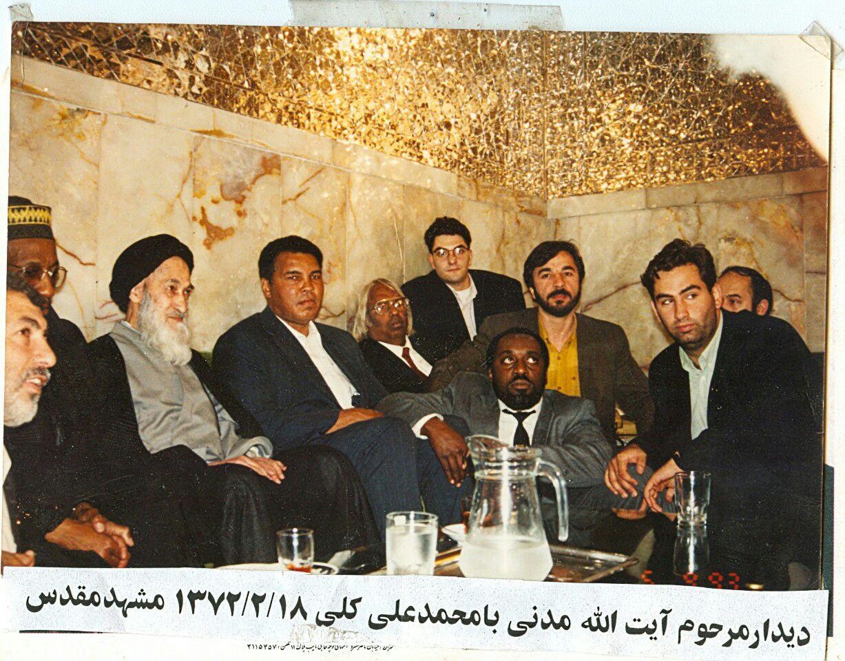 تصویری دیدنی از حضور محمدعلی کلی در حرم امام رضا(ع) تصویری دیدنی از حضور محمدعلی کلی در حرم امام رضا(ع)