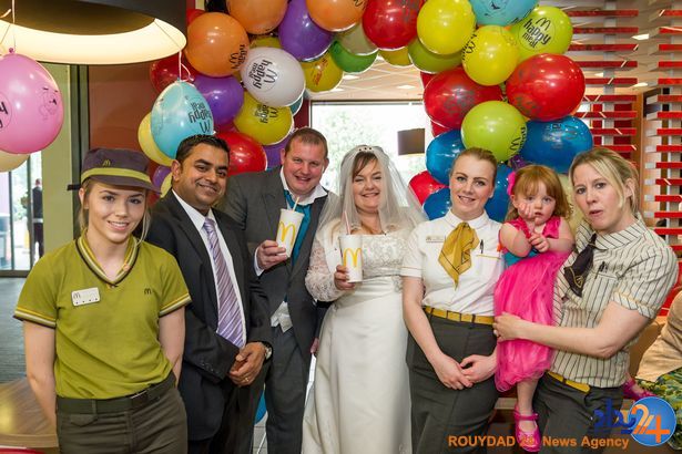 جشن عروسی در ساندویچی (تصاویر)