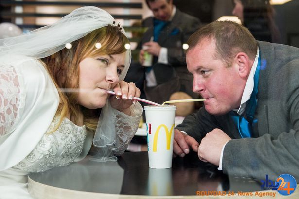 جشن عروسی در ساندویچی (تصاویر)