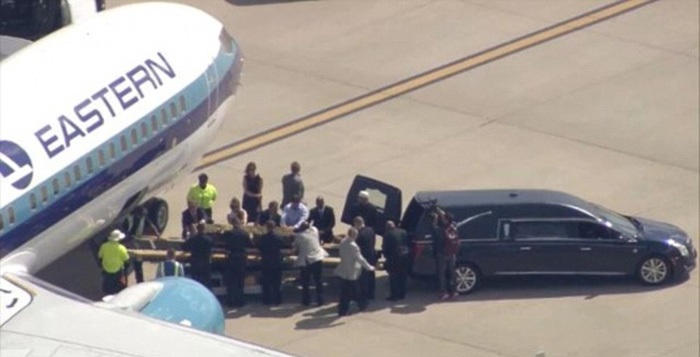 انتقال پیکر محمدعلی کلی به خانه