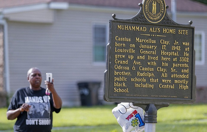 انتقال پیکر محمدعلی کلی به خانه