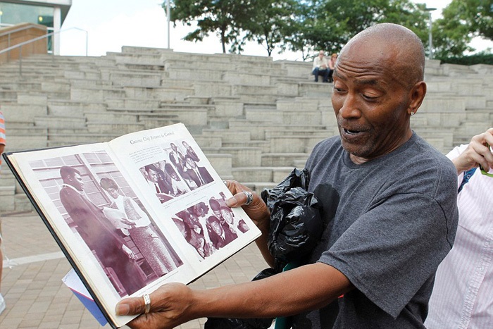 انتقال پیکر محمدعلی کلی به خانه