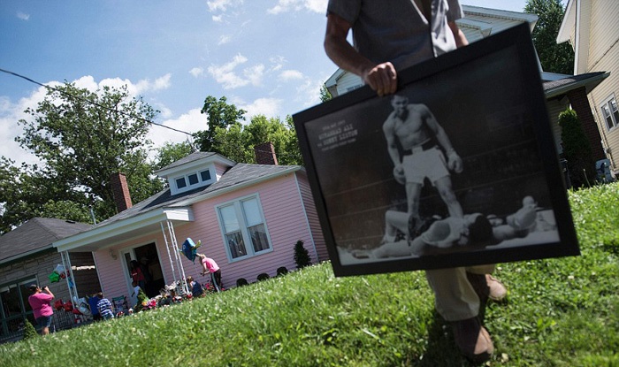 انتقال پیکر محمدعلی کلی به خانه