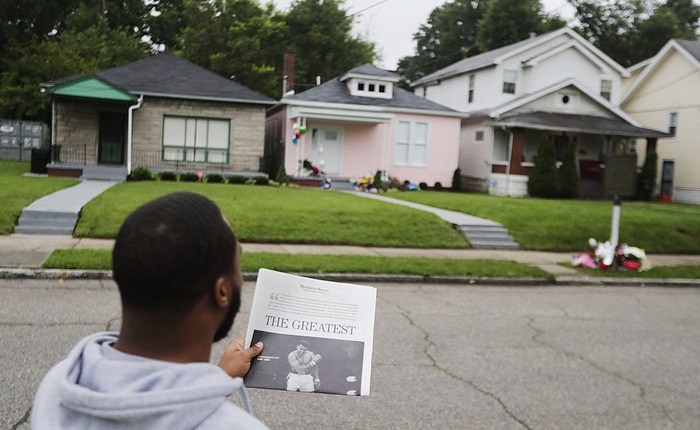 انتقال پیکر محمدعلی کلی به خانه