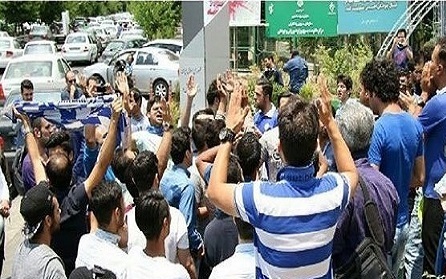 تجمع تعدای از استقلالی ها مقابل وزارت ورزش (تصویر) تجمع تعدای از استقلالی ها مقابل وزارت ورزش (تصویر)