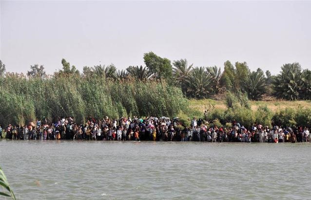 بحران در فلوجه /داعش مردم فلوجه را سپر انسانی خود قرار داده است (تصاویر) بحران در فلوجه /داعش مردم فلوجه را سپر انسانی خود قرار داده است (تصاویر)