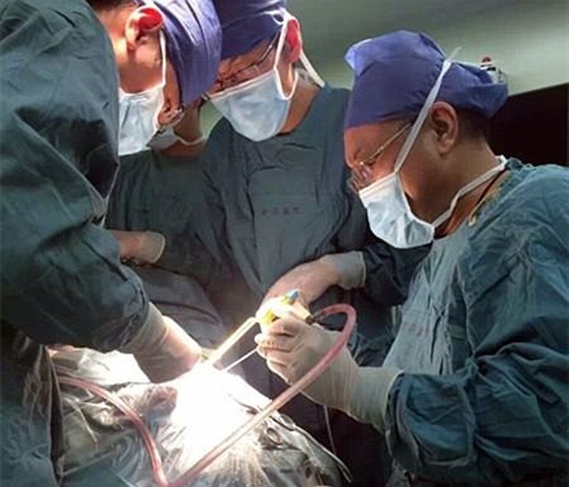 پدر بی‌رحم قیچی را در سر دختر 10 ساله‌اش فرو کرد (تصاویر)