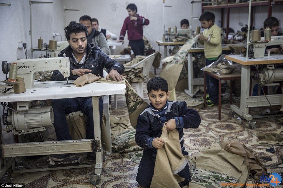 کودکان پناهجوی سوری در ترکیه برای داعش لباس می دوزند (تصاویر)