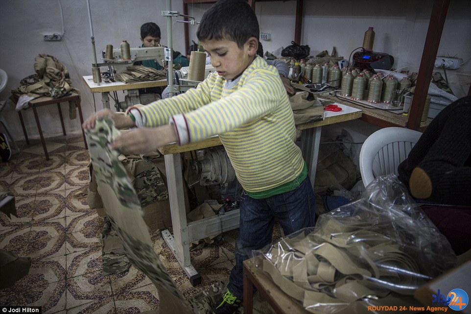 کودکان پناهجوی سوری در ترکیه برای داعش لباس می دوزند (تصاویر)