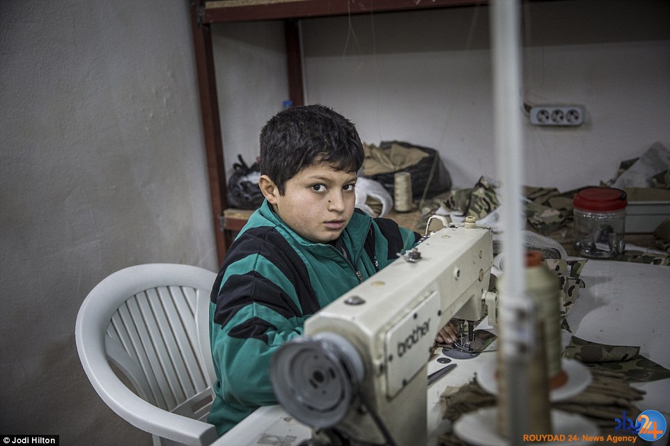 کودکان پناهجوی سوری در ترکیه برای داعش لباس می دوزند (تصاویر)