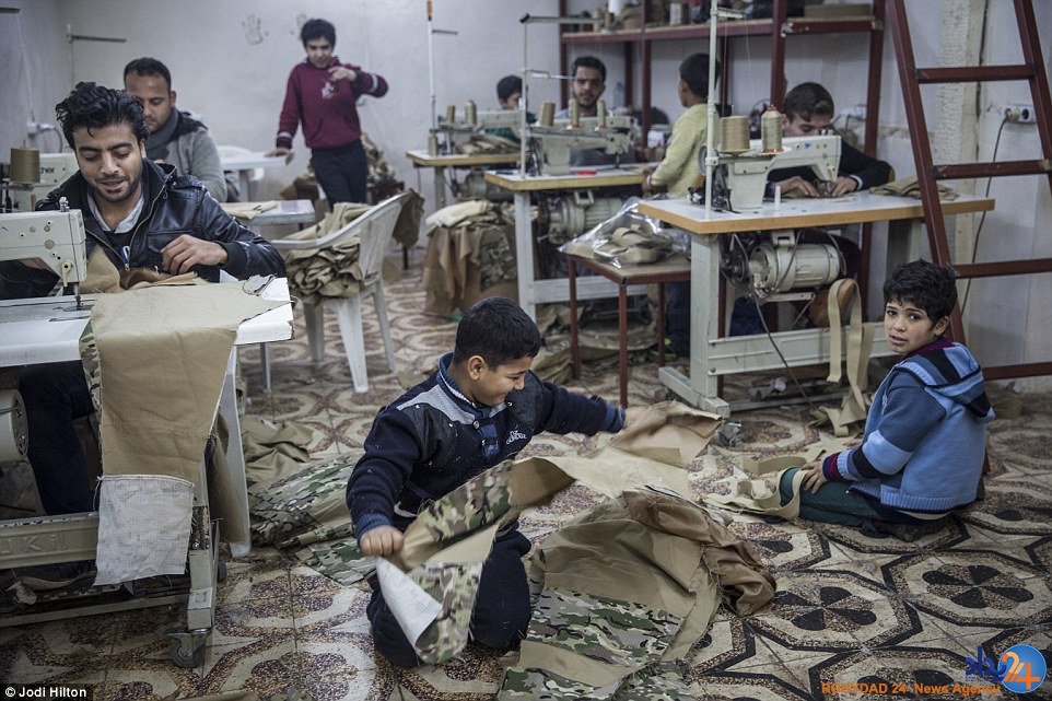 کودکان پناهجوی سوری در ترکیه برای داعش لباس می دوزند (تصاویر)