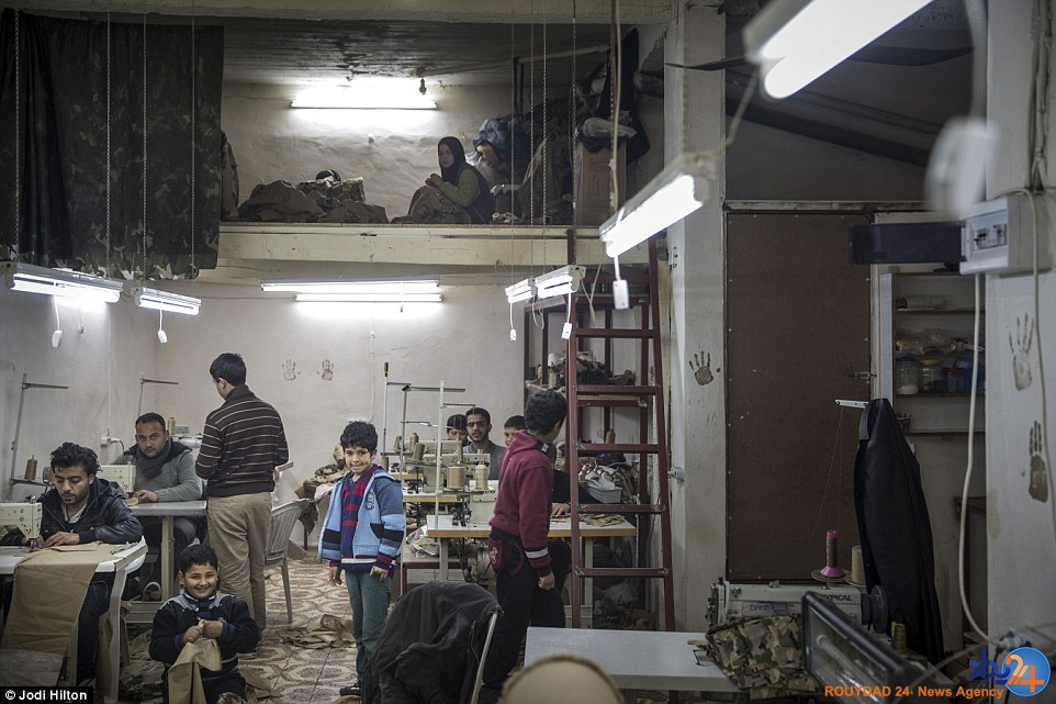 کودکان پناهجوی سوری در ترکیه برای داعش لباس می دوزند (تصاویر)