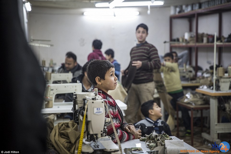 کودکان پناهجوی سوری در ترکیه برای داعش لباس می دوزند (تصاویر)